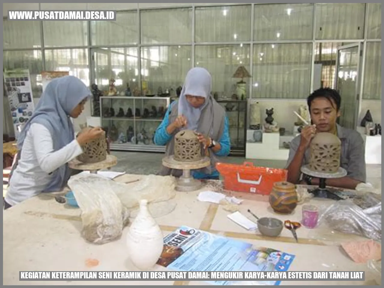 Kegiatan Keterampilan Seni Keramik di Desa Pusat Damai: Mengukir Karya-karya Estetis dari Tanah Liat